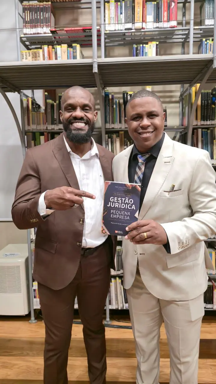 Os sócios Isaac e Jefferson em evento com o Manual de Gestão Jurídica da Pequena Empresa