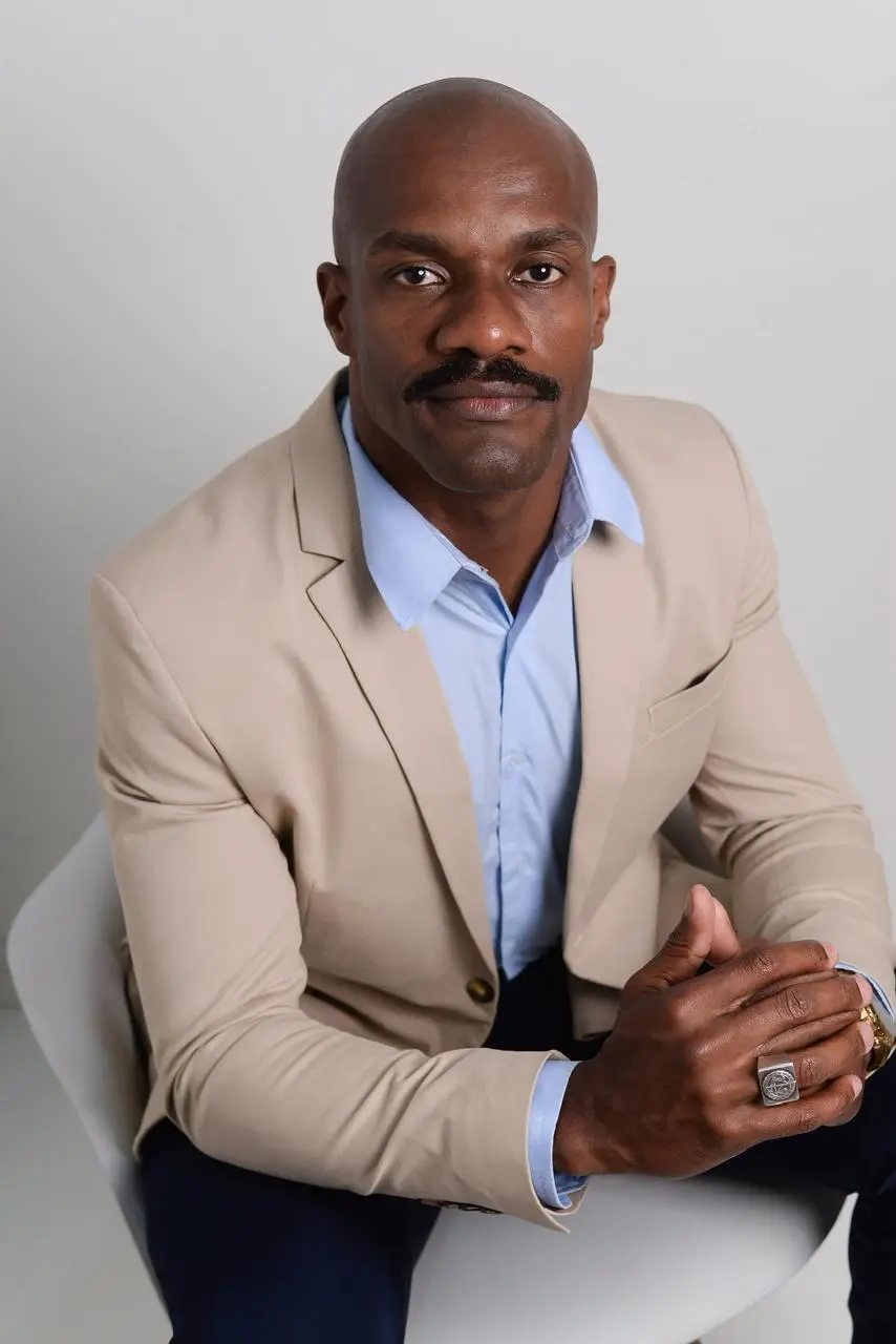 Isaac Éderson, advogado criminalista, em retrato formal
